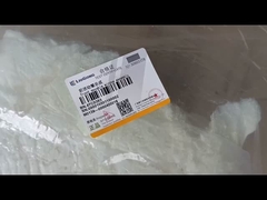 ليوگونگ جلوي پنجره متحرک